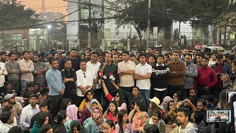 আশ্বাস পেয়ে নির্বাচন কমিশনের সামনে থেকে সরে গেল ছাত্রদল