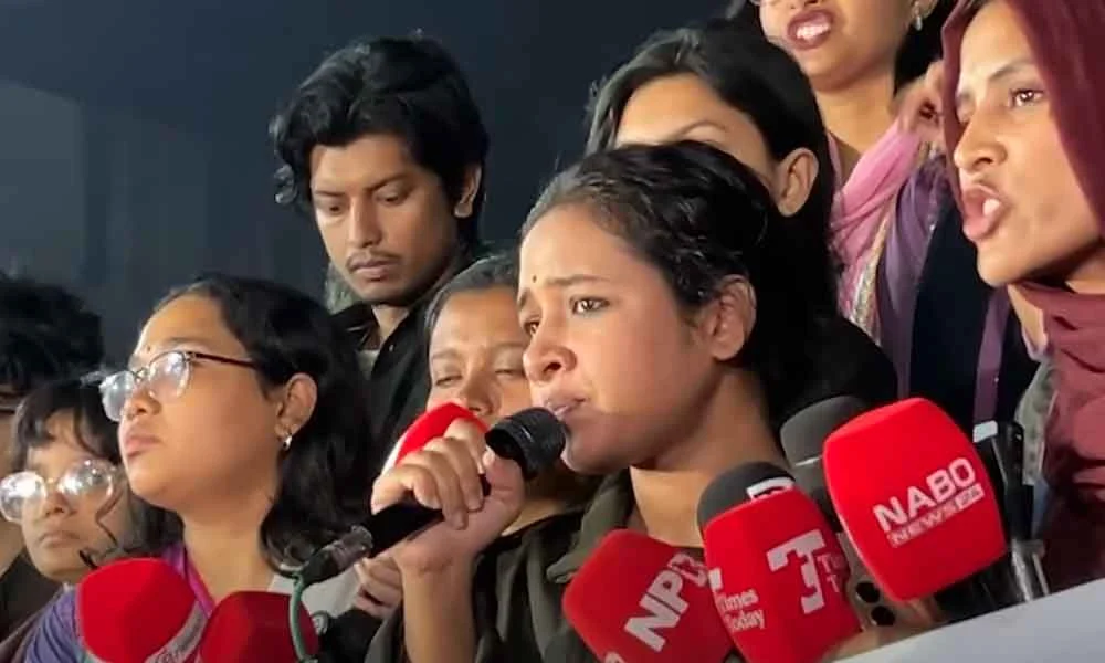 নারীকে নিয়ে অশালীন মন্তব্য : জামায়াত নেতার জিহ্বা ছিঁড়ে ফেলার হুঁশিয়ারি