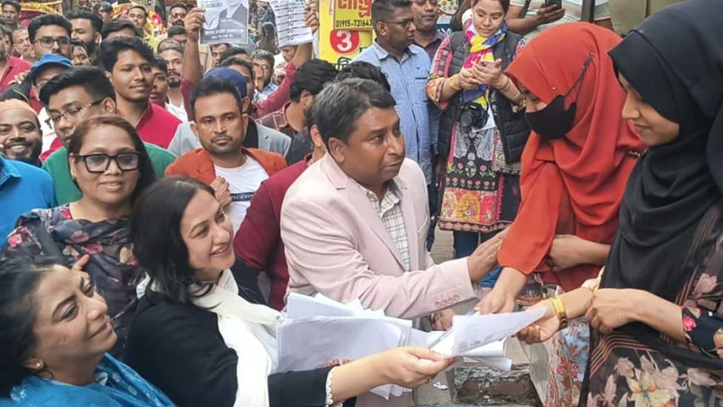 ভোটের মাঠে বড় চমক: ধানের শীষের প্রচারে সরাসরি রাস্তায় নামলেন কোকোর স্ত্রী