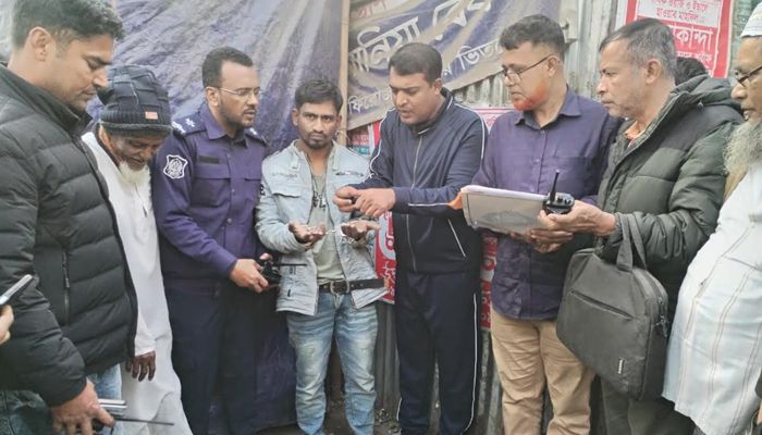 জামায়াতপন্থি আইনজীবীর বাসা থেকে ম্যাগাজিন-গুলিসহ বিদেশি পিস্তল উদ্ধার