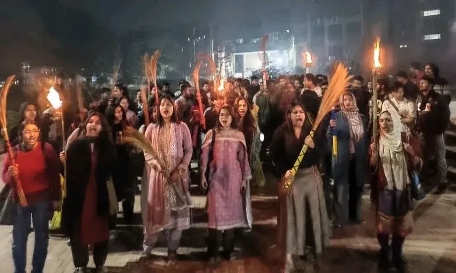 জাবিতে ছাত্রদল ও বামপন্থী শিক্ষার্থীদের ঝাড়ু মিছিল