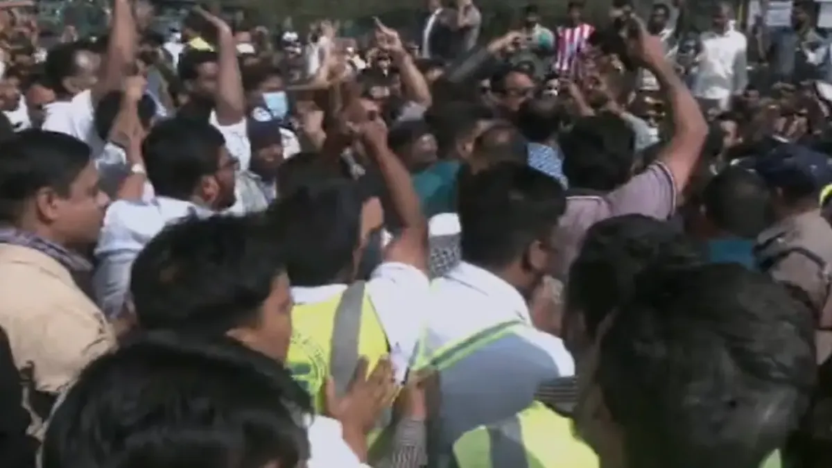 তোপের মুখে উপদেষ্টা সাখাওয়াত, জরুরি বৈঠকে কাটবে কি অচলাবস্থা?