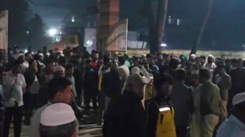 ভুল তথ্যে জামায়াত সমর্থকের বাড়িতে পুলিশের অভিযান, রাথে থানা ঘেরাও