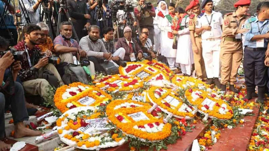 ফুলে ফুলে ভরে গেছে শহীদ মিনারের বেদি