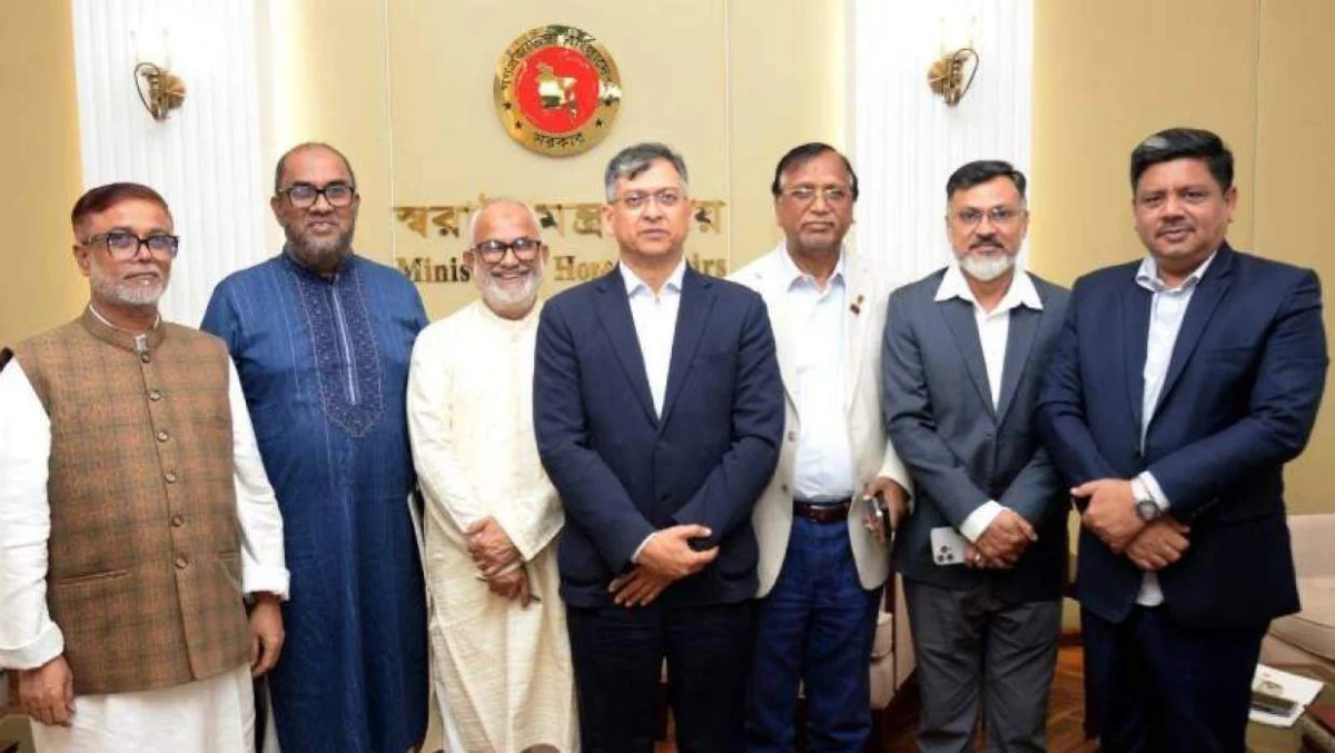 স্বরাষ্ট্রমন্ত্রীর সঙ্গে নবনিযুক্ত ৬ সিটি প্রশাসকের সাক্ষাৎ