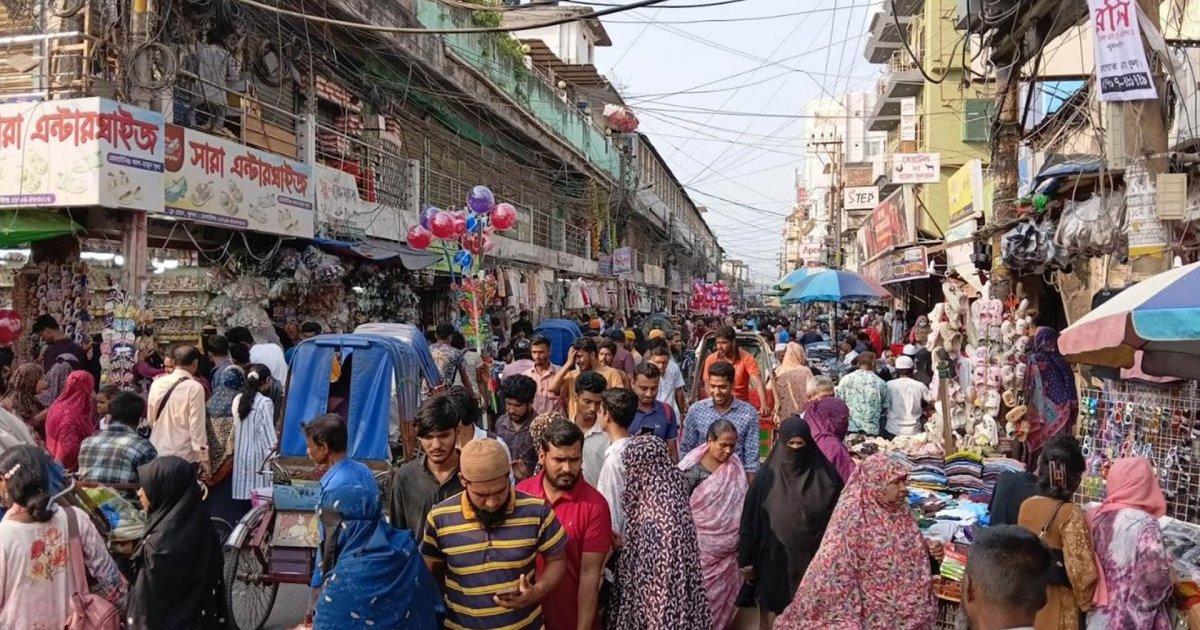 জেলাজুড়ে জমেছে ঈদ বাজার, কেনাকাটার ধুম