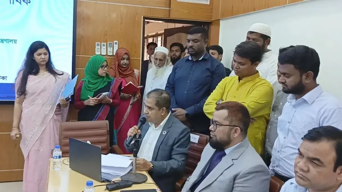 দুই মিনিটের বক্তব্যে মন্ত্রীকে অর্ধশতাধিক বার ‘স্যার’ সম্বোধন ডিসির, ভিডিও ভাইরাল