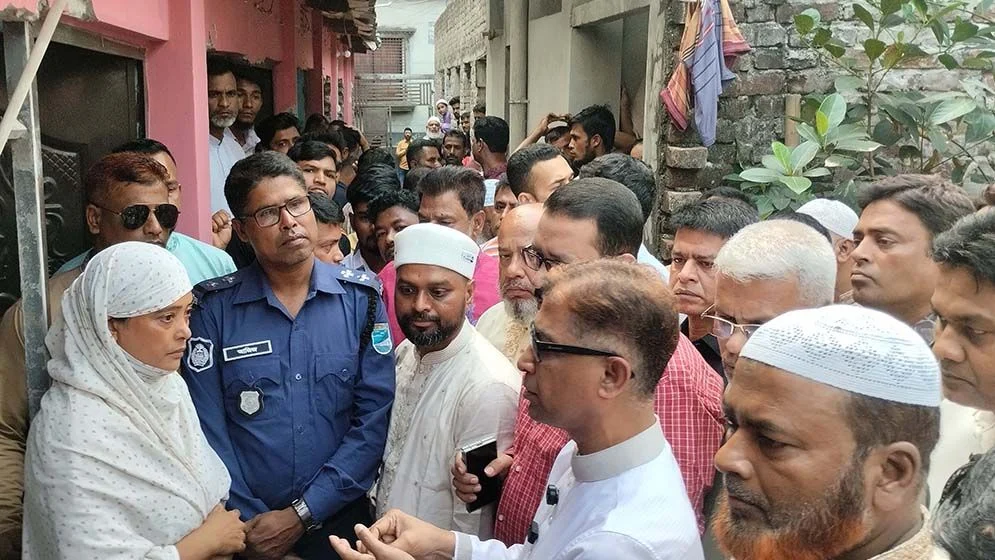 বাড়ি ভাঙচুর লুটপাট, প্রধানমন্ত্রীর নির্দেশে ক্ষতিগ্রস্ত পরিবারের পাশে বিএনপি