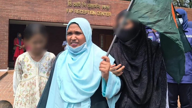 স্মৃতিসৌধে শ্রদ্ধা জানাতে গিয়ে গ্রেপ্তার ৩ সন্তানের জননীকে মুক্তির নির্দেশ