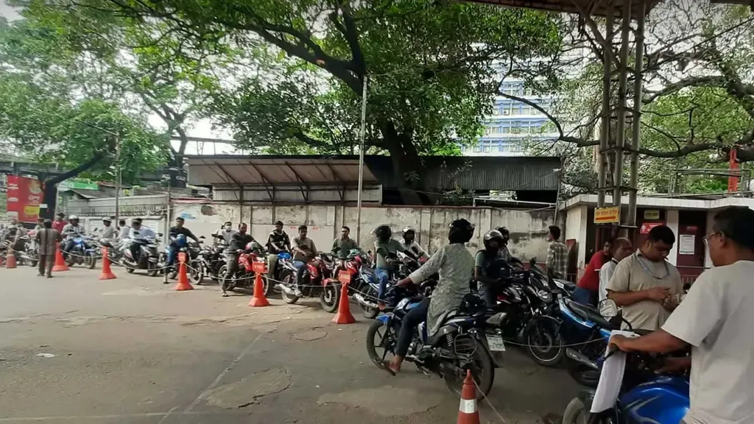 তেল পেতে আড়াই ঘণ্টা অপেক্ষা, রমনা পাম্পে গাড়ির এক কিলোমিটার সারি