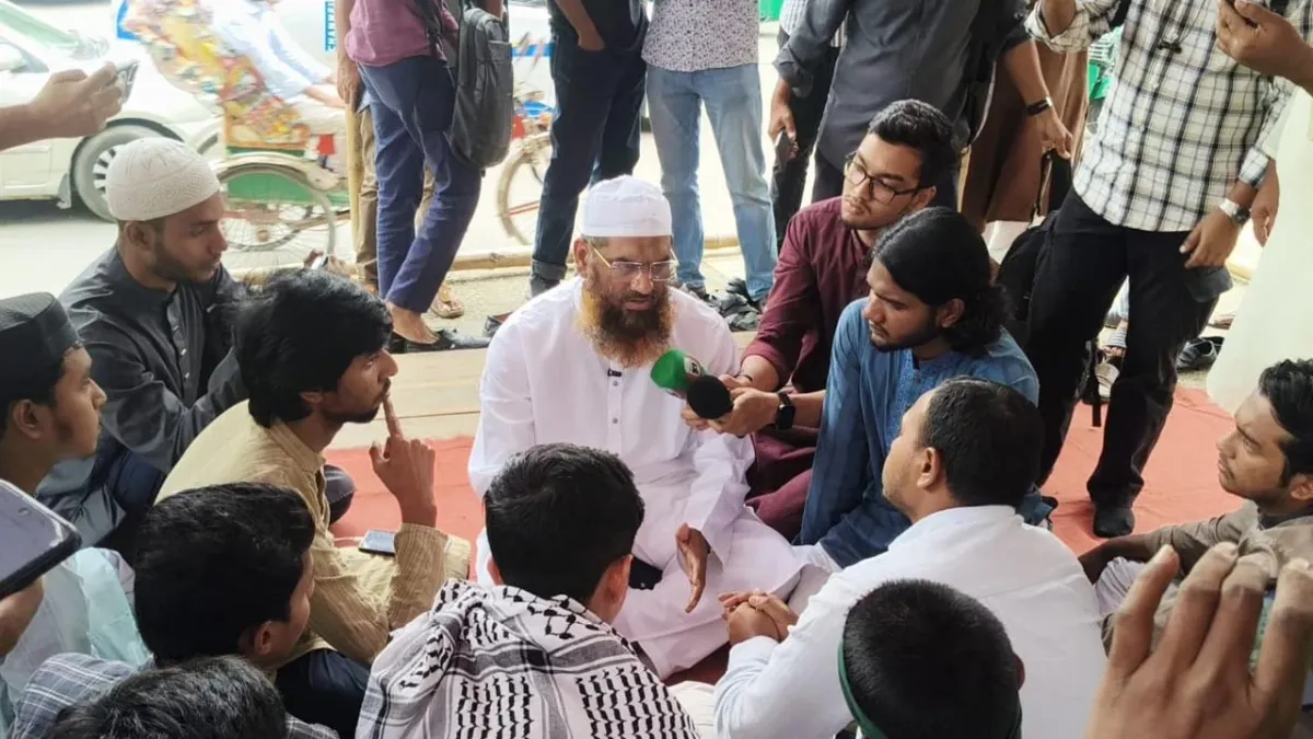 ঢাবিতে অনশনরতদের প্রতি সংহতি জানালেন মামুনুল হক