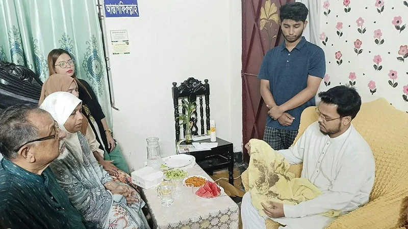 হাসনাত-সারজিস কল ধরে না: শহীদ সাদমানের মা