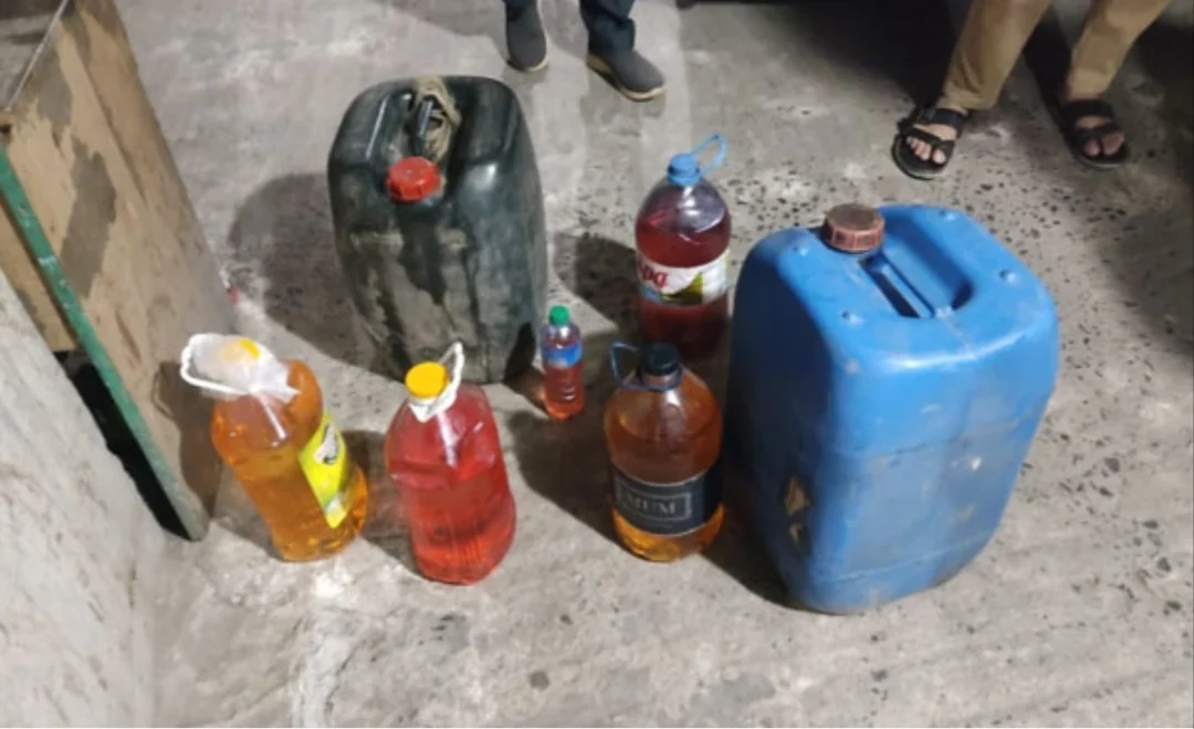 রাজশাহীতে তেল মজুদ করে বেশি দামে বিক্রি