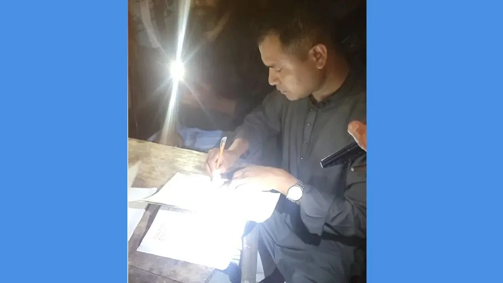 প্রবাসীর স্ত্রীকে বিয়ের প্রস্তাব দিতে গিয়ে ধরা পুলিশ সদস্য