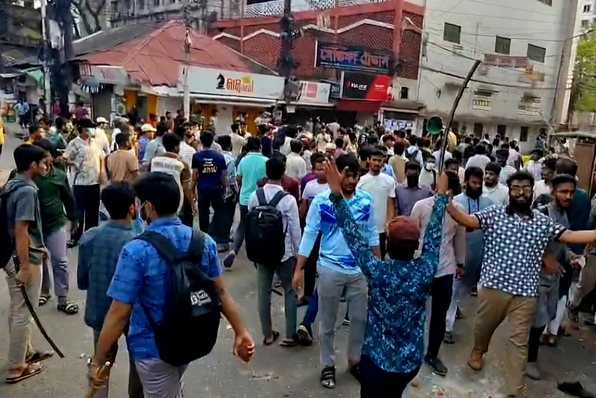 গুপ্ত লেখা নিয়ে শিবির- ছাত্রদলের সংঘর্ষ