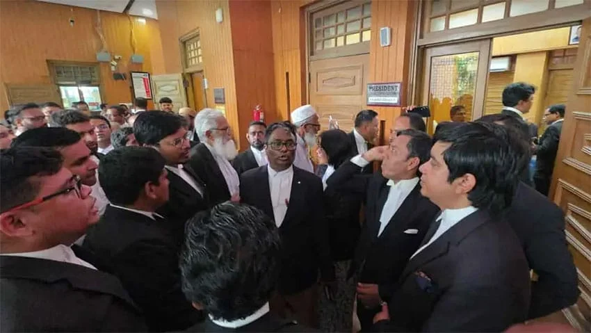 ভার্চুয়াল কোর্টের প্রতিবাদে হাইকোর্টে আইনজীবীদের বিক্ষোভ