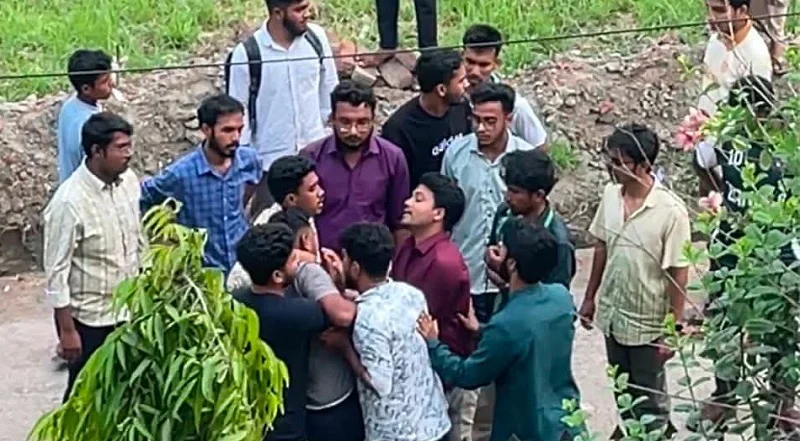 নোবিপ্রবিতে ছাত্রদল নেতাকে টেনেহিঁচড়ে ক্যাম্পাস থেকে বের করে দেওয়ার চেষ্টা
