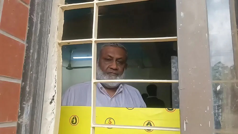 কমিশন না পেয়ে উন্নয়ন প্রকল্পের পরিচালককে অবরুদ্ধ করে রাখল ছাত্রদল