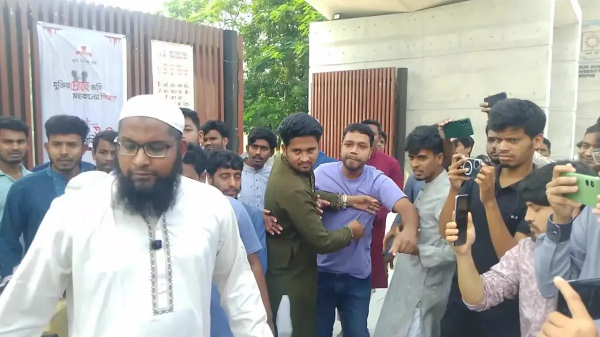 বেরোবি উপাচার্যের পদত্যাগের দাবিতে সংবাদ সম্মেলন, মব করে ছাত্রদলের হামলা