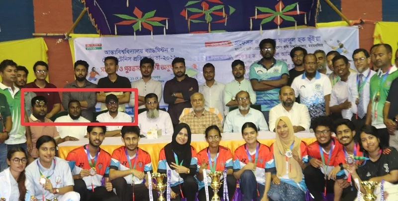 বাকৃবিতে শিক্ষকদের চেয়ারে বসলেন ছাত্রদলের নেতৃবৃন্দ, দাঁড়িয়ে শিক্ষকরা