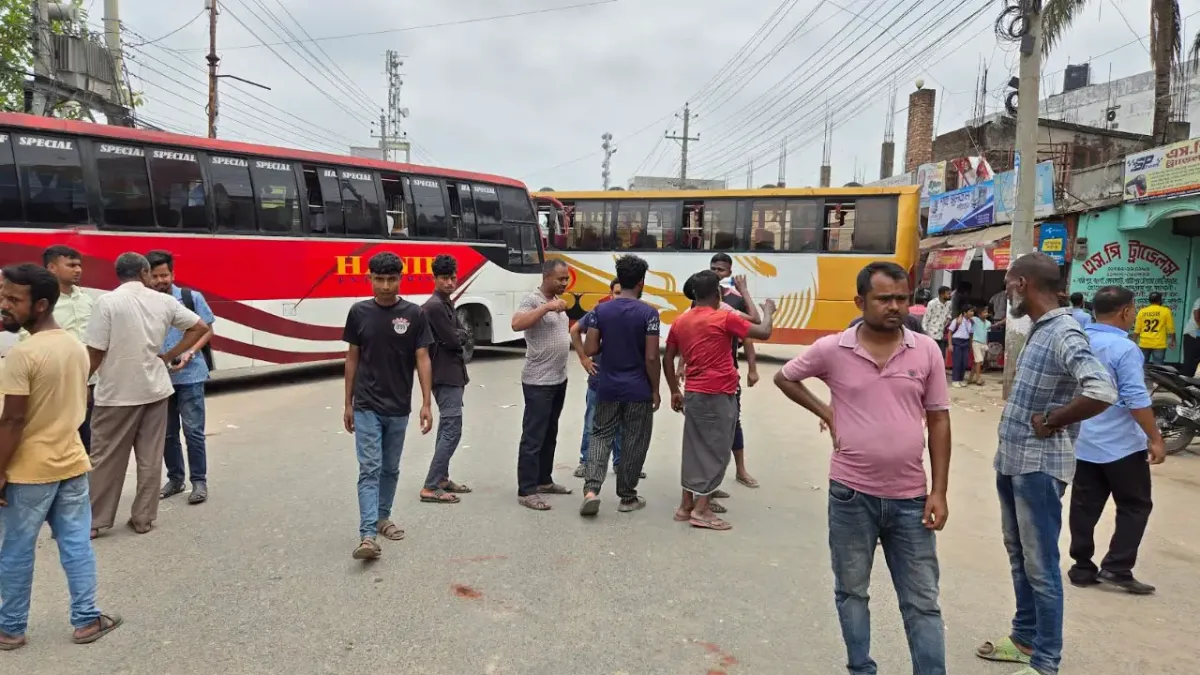 চালককে ছাত্রদল নেতার মারধর, দূরপাল্লার বাস চলাচল বন্ধ