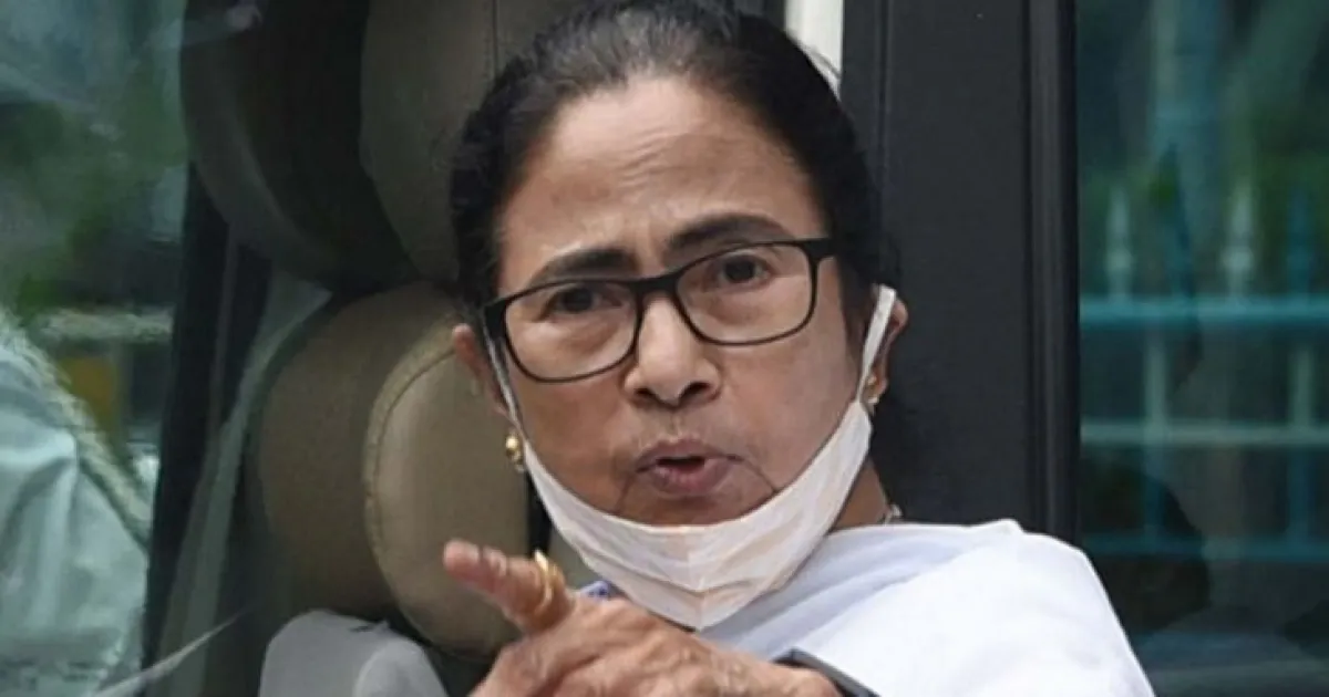 এই নাটকীয় পরিস্থিতির পর সন্ধ্যায় দলের সব কমিটি ভেঙে দেন মমতা