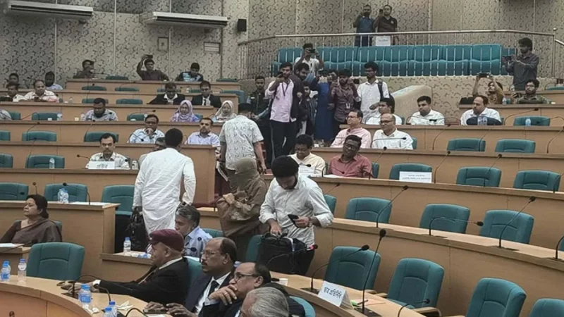 শেখ পরিবারের নামে ৫ স্থাপনার নাম পরিবর্তন না হওয়ায় সিনেট থেকে ওয়াকআউট ডাকসু নেতাদের
