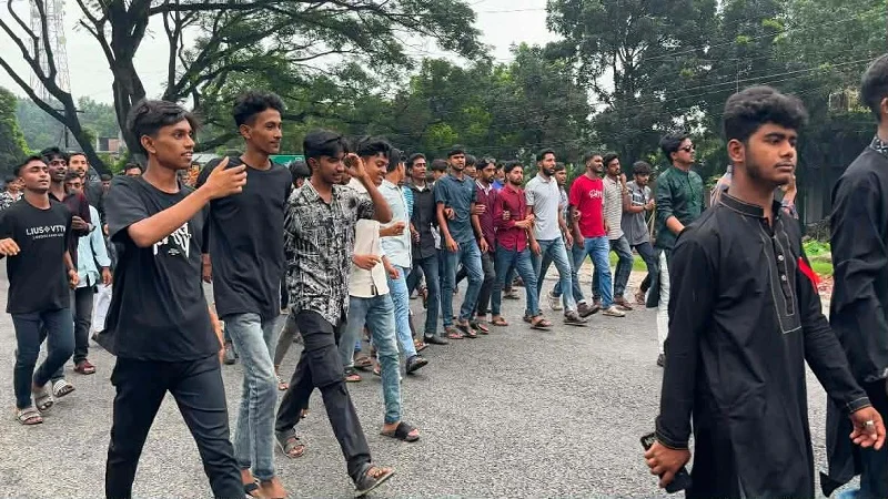 ইবিতে স্কুল পড়ুয়া বহিরাগতদের নিয়ে ছাত্রদলের শুভেচ্ছা মিছিল