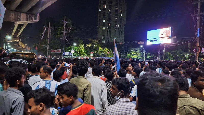 চট্টগ্রামের নগরীতে বড় পর্দায় খেলা উপভোগ করছে লক্ষাধিক দর্শক
