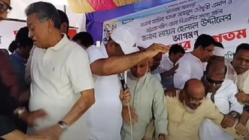 অর্থমন্ত্রীর উপস্থিতিতে ত্রাণ বিতরণ, ধসে পড়ল মঞ্চ
