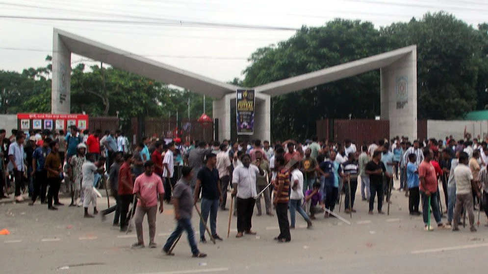 বেরোবি ক্যাম্পাস ছাত্রদলের দখলে: দণ্ডিত জামায়াত নেতাদের ছবিতে জুতা নিক্ষেপ