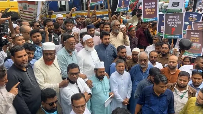 সচিবালয়মুখী মিছিল, জামায়াত জোট পুলিশের মৃদু ধাক্কাধাক্কির পর সরে যান মিছিলকারী