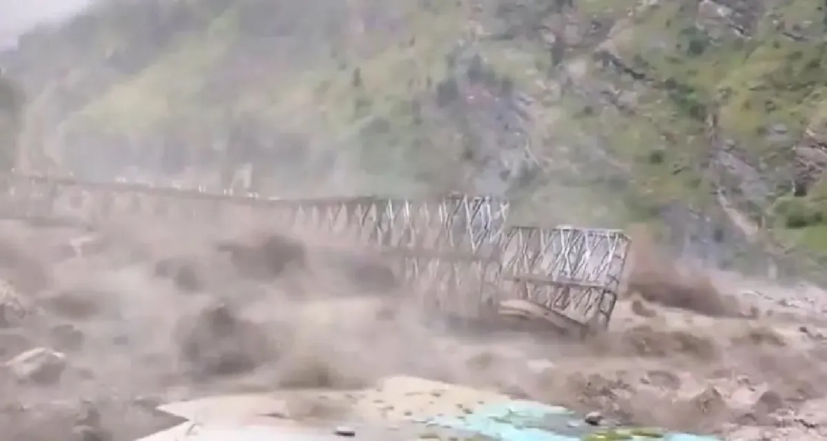 নিমিষেই ধসে পড়েছে একটি বিশাল সেতু