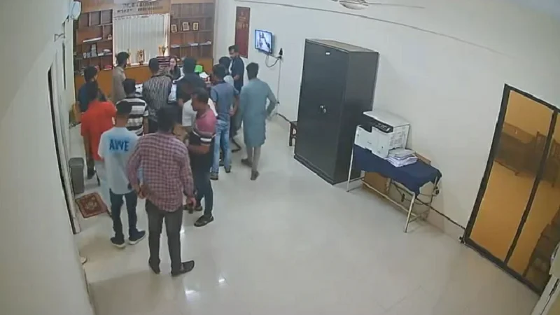 বঙ্গবন্ধুকে শ্রদ্ধা জানিয়ে পোস্ট, ইবি শিক্ষক-কর্মকর্তাদের ওপর হামলার অভিযোগ